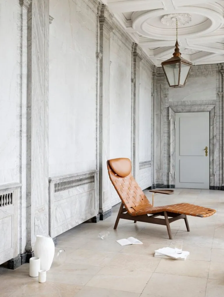 Sibast AV Egoist schäslong med kudde, rökt ek - konjaksfärgat läder