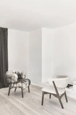 Sibast No 7 karmstol, helklädd, mörk oljad ek - fårskinn