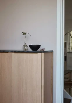 Skagerak Jut högt skåp, ek - svart marmor