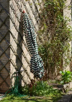 Skagerak Messina parasoll 300 x 300 cm, ljus aprikos - mörkgrön