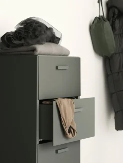 String Furniture Relief byrå med ben, hög, grå