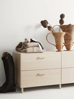 String Furniture Relief byrå med ben, låg, ask