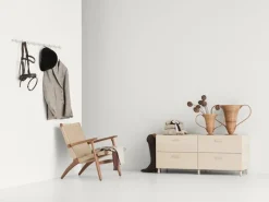 String Furniture Relief byrå med ben, låg, ask