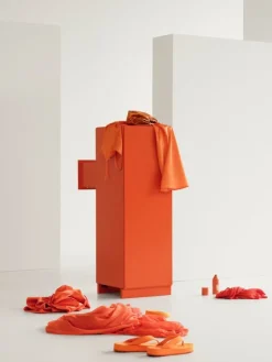 String Furniture Relief byrå med ben, hög, orange