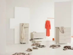 String Furniture Relief byrå med ben, hög, beige