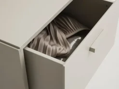 String Furniture Relief byrå med ben, hög, beige