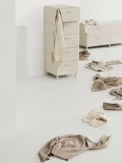 String Furniture Relief byrå med ben, hög, beige