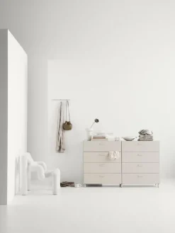 String Furniture Relief byrå med ben, bred, beige