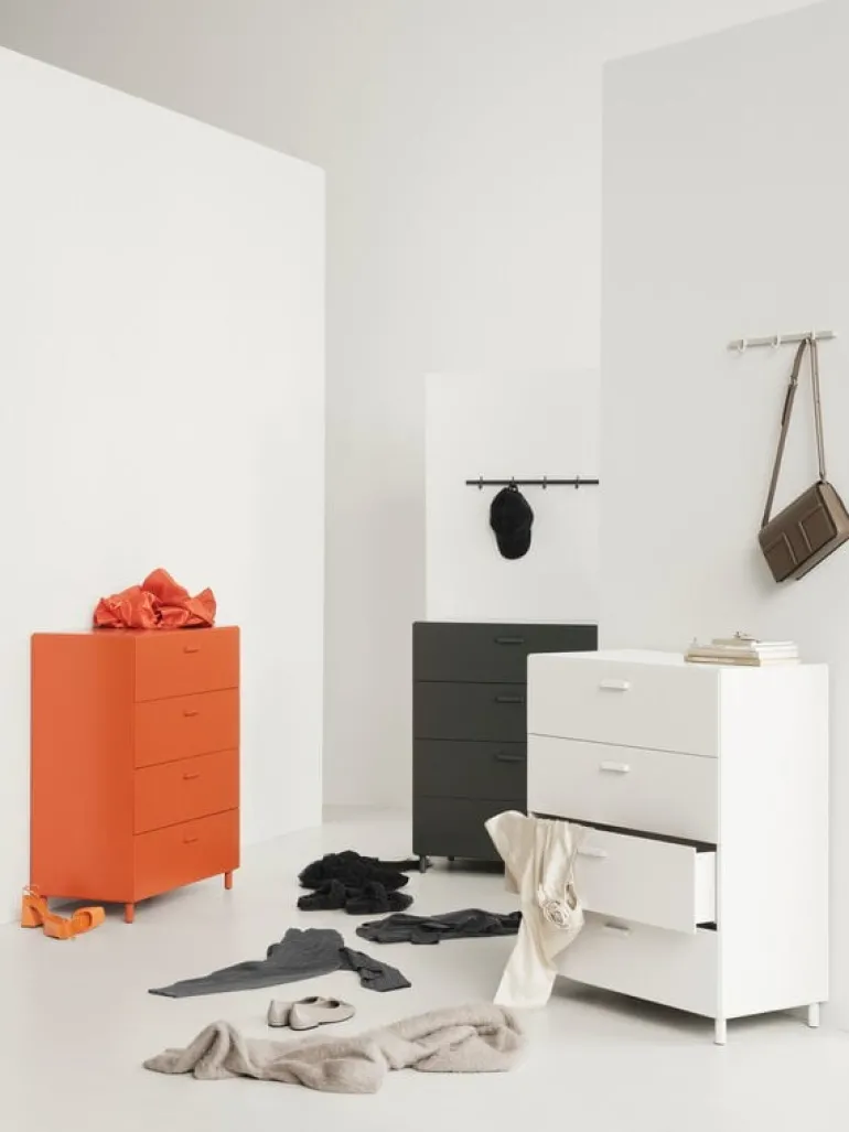 String Furniture Relief byrå med ben, bred, orange