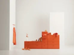 String Furniture Relief byrå med ben, bred, orange