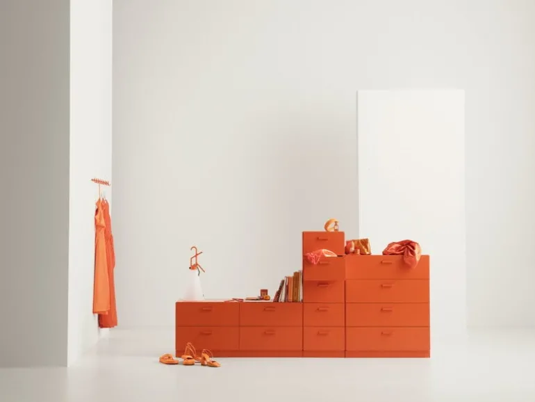 String Furniture Relief byrå med ben, bred, orange