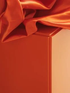 String Furniture Relief byrå med ben, bred, orange