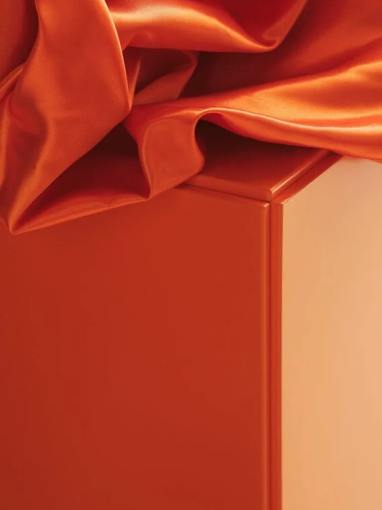 String Furniture Relief byrå med ben, bred, orange