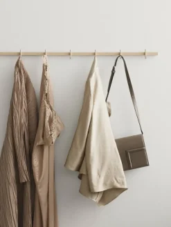 String Furniture Relief klädstång med krokar, stor, 123 cm, beige