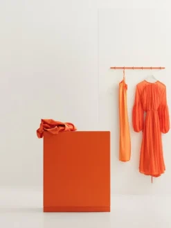 String Furniture Relief klädstång med krokar, medium, 82 cm, orange