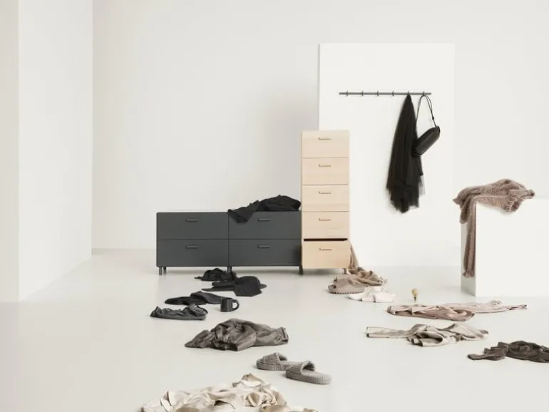 String Furniture Relief klädstång med krokar, medium, 82 cm, grå