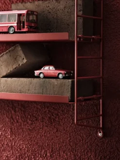 String Furniture String Pocket hylla, metall, Oxtorgsröd