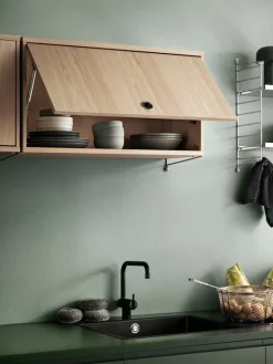 String Furniture String skåp med flipdörr, 78 x 30 cm, ask