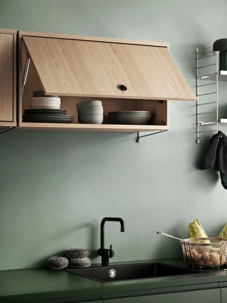 String Furniture String skåp med flipdörr, 78 x 30 cm, ask