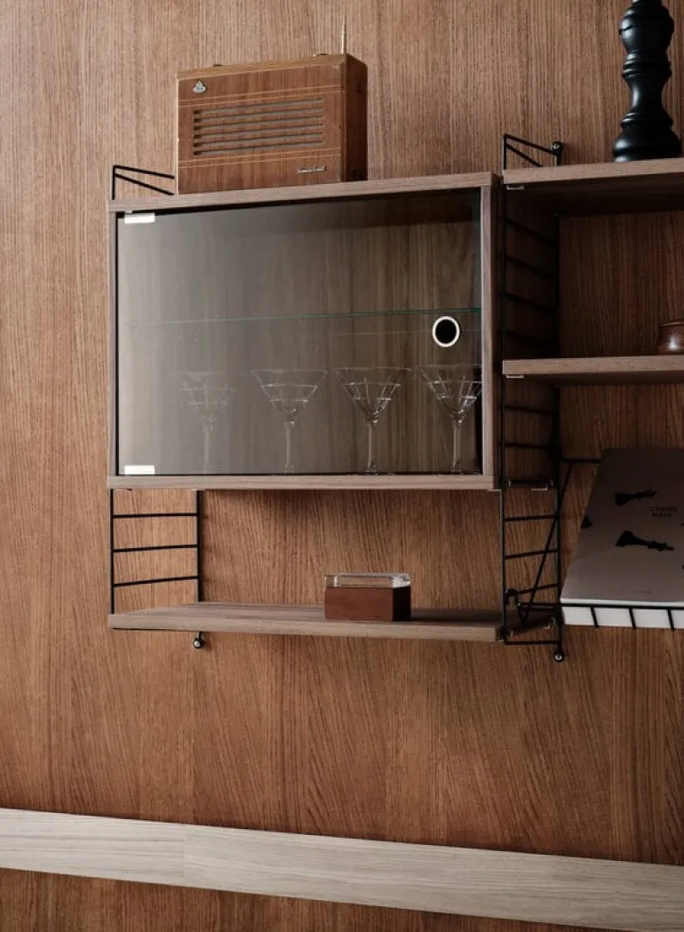 String Furniture String vitrinskåp med svängdörr i glas, 58 x 30 cm, valnöt