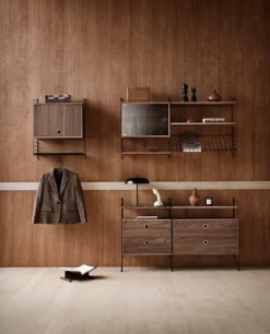 String Furniture String vitrinskåp med svängdörr i glas, 58 x 30 cm, valnöt