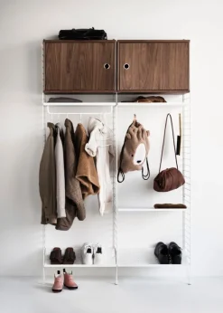 String Furniture Stringskåp med dörr, 58 x 30 cm, valnöt