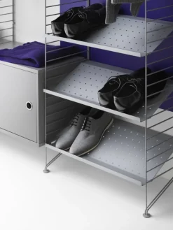 String Furniture Stringskåp med svängdörr, 58 x 30 cm, grått