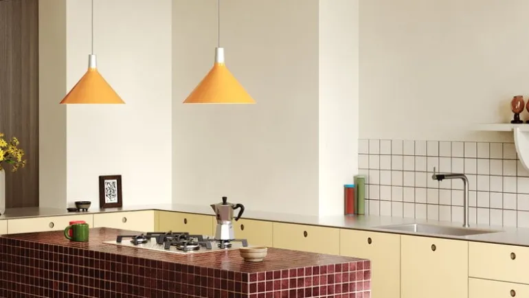 Tala Bower, pendellampa C360, med Sphere IV-lampa, gul