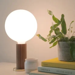 Tala Knuckle bordslampa med Sphere IV-lampa, valnöt