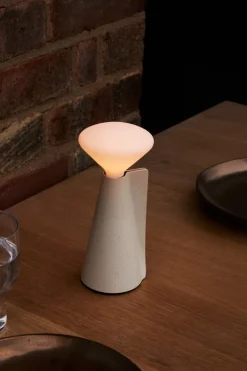 Tala Mantle bärbar lampa, stenvit