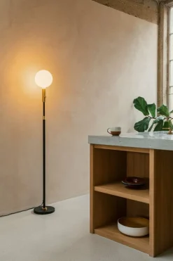 Tala Poise golvlampa, mässing