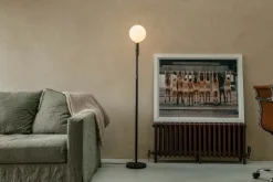 Tala Poise golvlampa, mässing