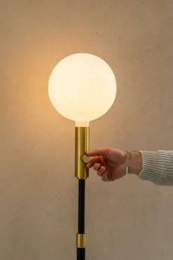 Tala Poise golvlampa, mässing