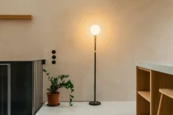 Tala Poise golvlampa, mässing