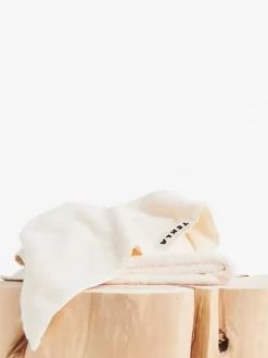 Tekla Badlakan, 100 x 150 cm, ivory