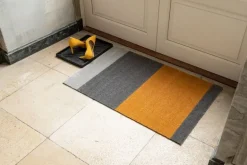 Tica Copenhagen Stripes horisontell golvmatta, 60 x 90 cm, grå - dämpad gul