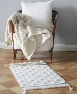 Tikau Pallo matta, vita prickar