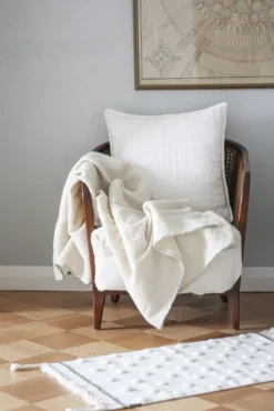 Tikau Pallo matta, vita prickar