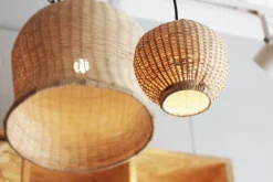 Tikau Sphere taklampa, bambu