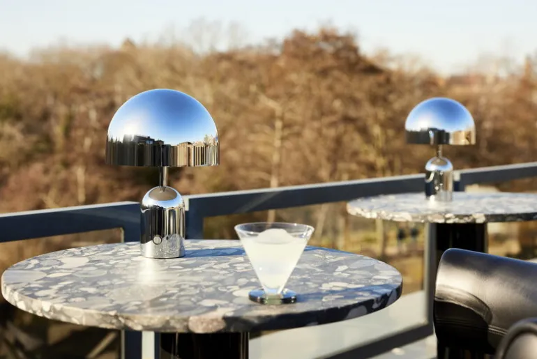 Tom Dixon Bell bärbar LED-bordslampa, silver