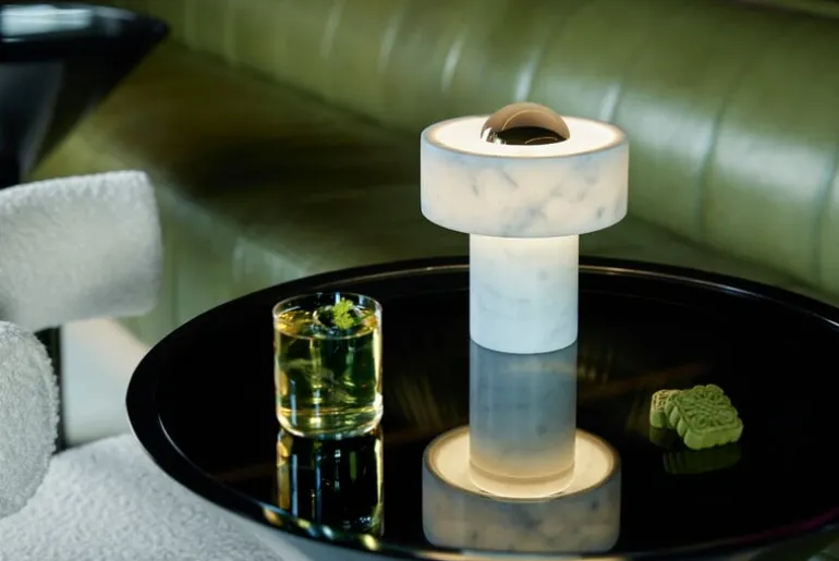 Tom Dixon Stone bärbar LED-bordslampa, vit marmor