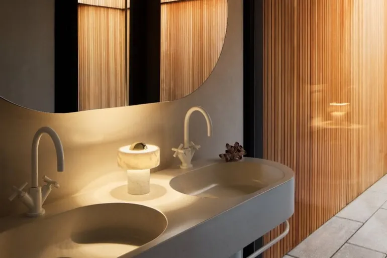 Tom Dixon Stone bärbar LED-bordslampa, vit marmor