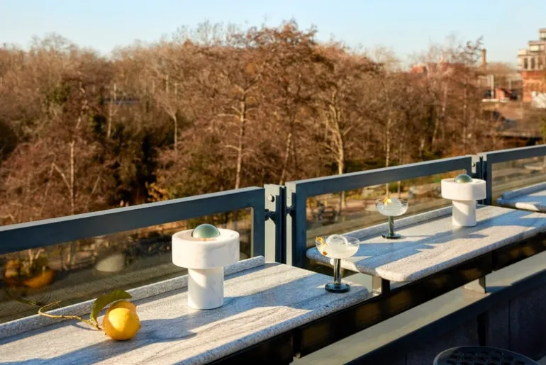 Tom Dixon Stone bärbar LED-bordslampa, vit marmor