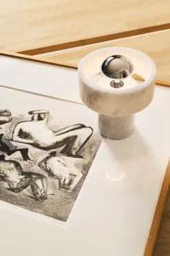 Tom Dixon Stone bärbar LED-bordslampa, vit marmor - silver