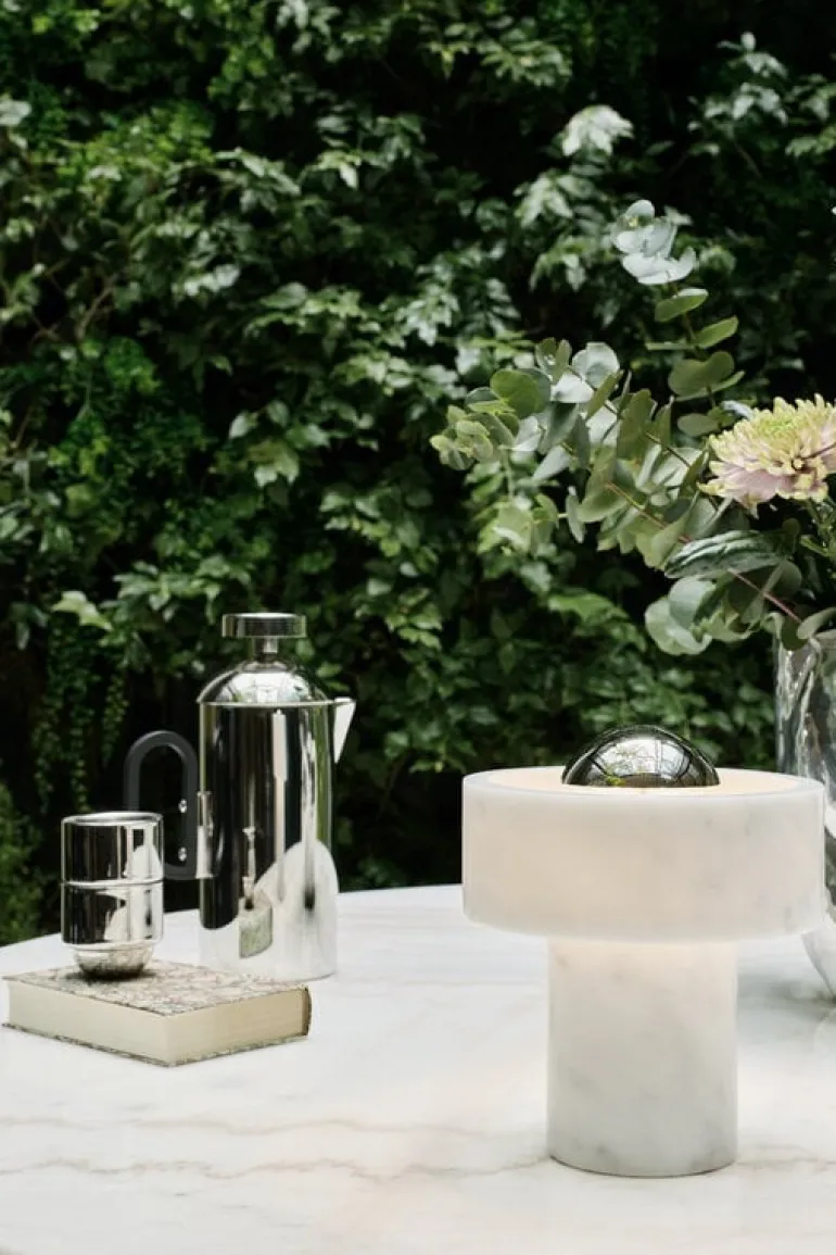 Tom Dixon Stone bärbar LED-bordslampa, vit marmor - silver