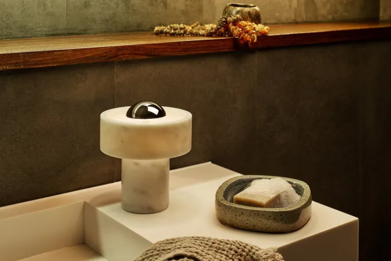 Tom Dixon Stone bärbar LED-bordslampa, vit marmor - silver