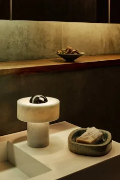 Tom Dixon Stone bärbar LED-bordslampa, vit marmor - silver