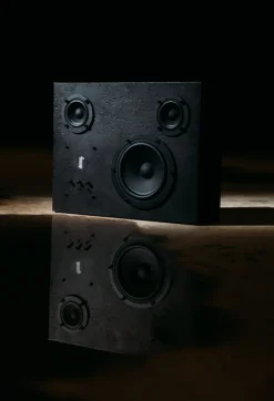 Transparent Steel högtalare