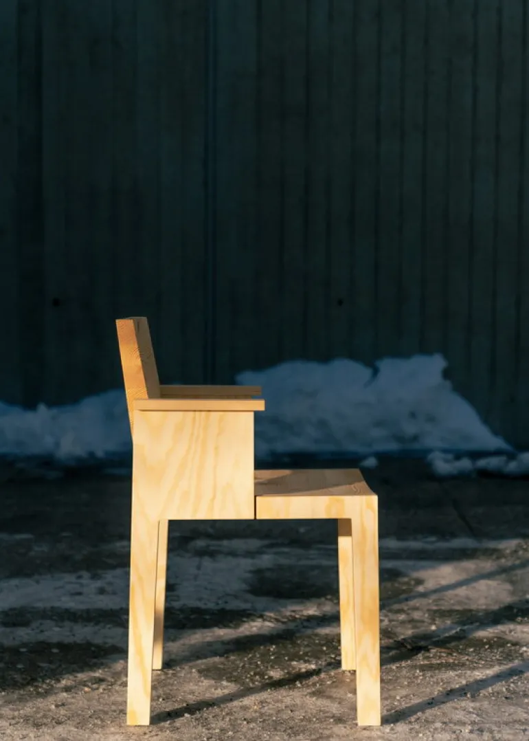 Vaarnii 016 Maasto matstol med armstöd, furu