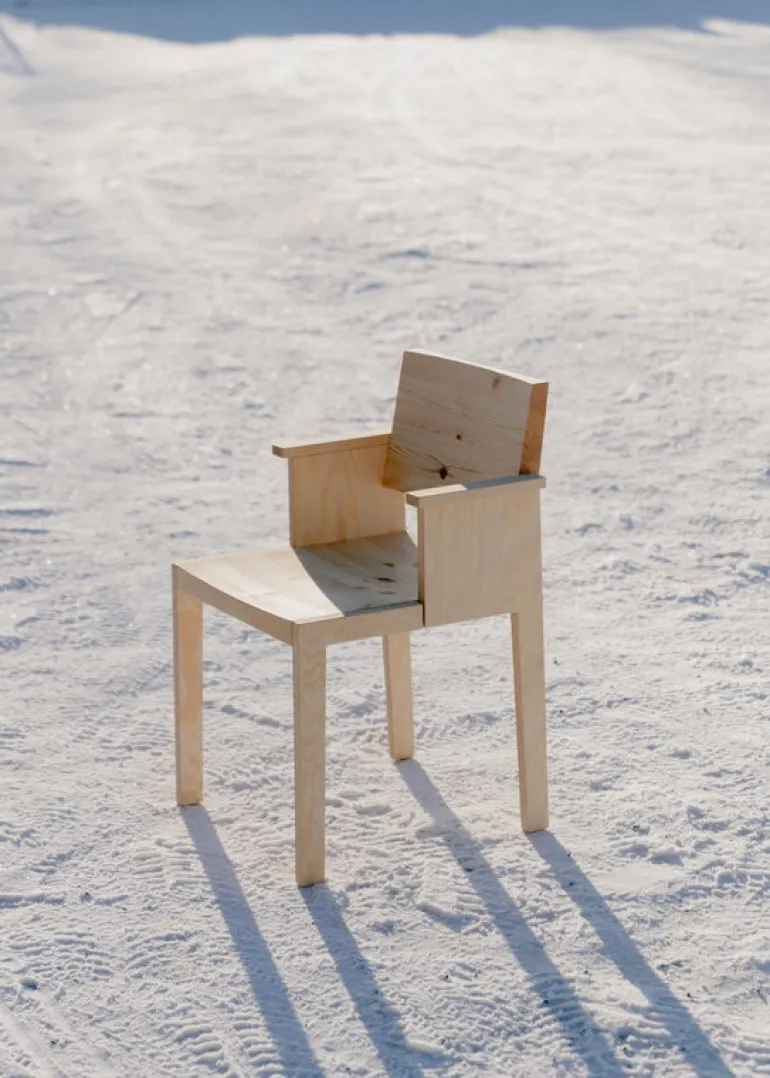 Vaarnii 016 Maasto matstol med armstöd, furu